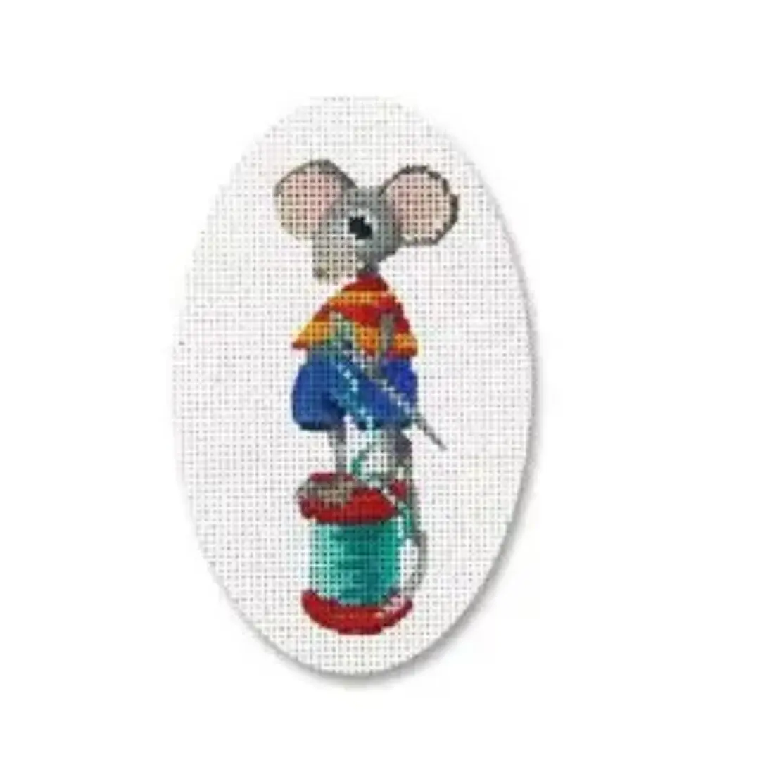 A cross stitch picture of a mouse on a spool by Cecilia Ohm Eriksen.